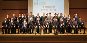 会長と受賞者の集合写真