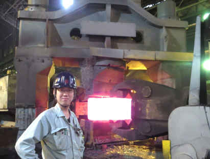 自由鍛造プレスによる熱間鍛造